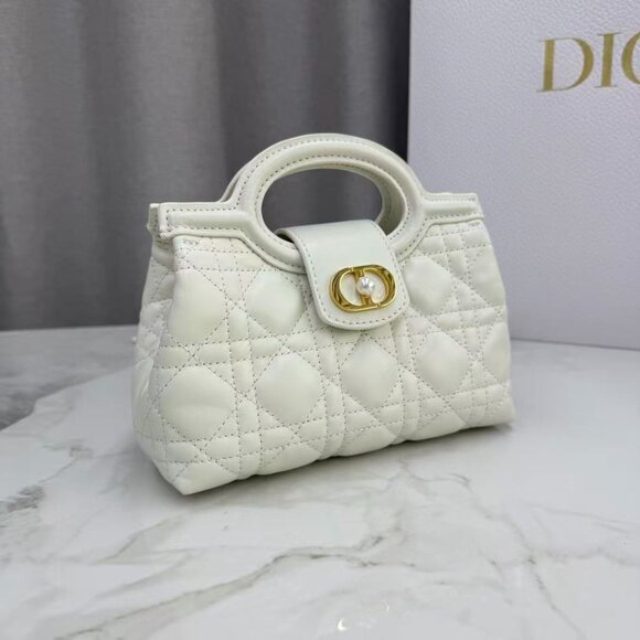 Classic DIOR Bag: A Stylish and Versatile Choice for Elegance - Picture 6 of 6